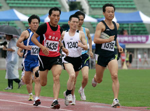 사진은 장년부 남자 800m 준결승, 청년부 여자 800m 준결승 경기.