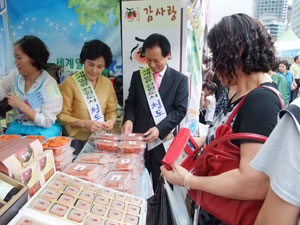청도군은 20일까지 서울지역 곳곳에서 추석맞이 청도특산품 서울나들이전을 열고 있다. 청도군 제공