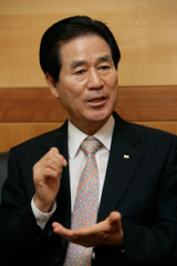 정태일 한국OSG㈜ 회장은 대구경북 상공회의소 동남권 신공항 밀양유치 특위위원장과 대구경북중소기업협동조합연합회장. 대구상공회의소 부회장 등 여러 직함을 맡아 지역 경제와 기업인들의 입장을 대변하고 있다. 우태욱기자