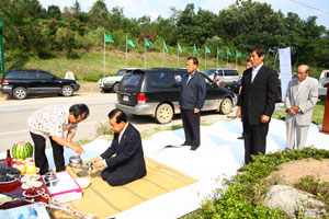 전국 최고의 맛과 향으로 인정받고 있는 팔음산포도 등 상주 고랭지포도가 잇따라 출하되고 있다. 사진은 팔음산포도 출하 기념식 장면