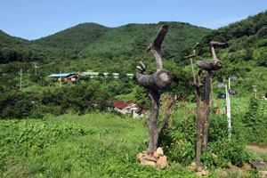 당목에서 바라본 사고개마을. 정면으로 제일 높이 보이는 게 종지봉이고 그 서편 잘록이가 큰고개이며 더 서편에는 함박등이 있다