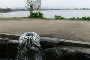 가토 기요마사가 만든 에즈호는 다량의 지하수가 용출된다. 시민들은 산책하다가 목이 마르면 이 용출수를 그냥 마신다.