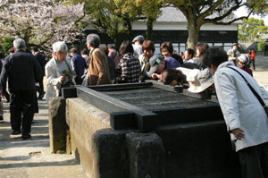 구마모토성 아래의 우물. 일본 관광객들이 우물을 구경하며 가토 기요마사를 칭송한다.