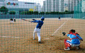 아파트 재개발 예정지였던 대구 북구 칠성동 일대가 경기 침체로 공사가 중단된 뒤 올 7월부터 야구장이 조성되면서 생활체육의 숨통을 틔게 하고 있다. 정운철기자 woon@msnet.co.kr