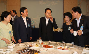 과일 값이 폭등하면서 올 추석 선물로 상주곶감이 날개돋친 듯 팔렸다. 이명박 대통령과 국무위원들이 상주곶감을 시식하는 모습.