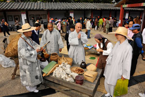 1일 대구 팔공산 집단시설지구 내에서 승시(僧市)가 열려 스님들이 사찰에서 사용하더 물건을 서로 교환하고 있다. 승시는 고려·조선시대 사찰 주변에서 승려들이 물건을 교환했던 시장으로, 이번 재현 행사는 근대 이후 처음이다. 우태욱기자 woo@msnet.co.kr