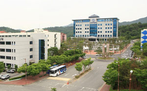구미1대학이 국내 대학 취업률 조사에서 85.7%를 기록, 전국 1위를 차지했다. 구미1대학 전경과 원내는 정창주 총장.