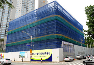 ㈜해피하제가 대구시에 기부채납 하기로 한 수성구 범어권구립도서관 건립공사가 ㈜해피하제의 자금난으로 4개월째 중단돼 도심의 흉물이 되고 있다. 성일권기자 sungig@msnet.co.kr