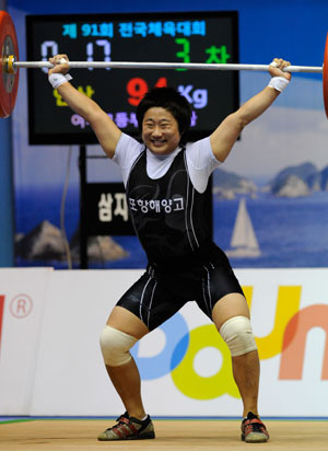 6일 경남 거제시체육관에서 열린 전국체전 역도 여고부 69kg급 경기에서 강윤희(포항해양과학고)가 인상 3차 시기에서 94kg을 가볍게 들어올리며 웃고 있다. 우태욱기자 woo@msnet.co.kr