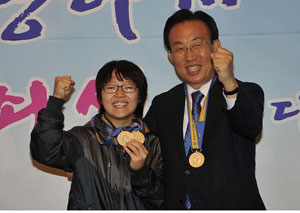 김관용 경상북도지사가 6일 전국체전 역도 여고부 48kg급에서 3관왕에 오른 권유리(금오여고) 선수를 격려하고 있다.