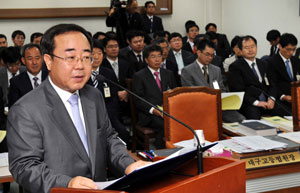 최은수 대구고법원장이 8일 대구고·지법에 대한 국회 법제사법위원회 국정감사에 출석해 국회의원들에게 업무보고를 하고 있다. 이날 국정감사엔 김수학 대구지방법원장이 함께 출석했다. 이채근기자 mincho@msnet.co.kr