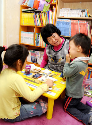 가정보육사 박옥연 씨가 엄마가 일을 하러 나간 시간 동안 수민이와 성훈이를 돌봐주고 있다.