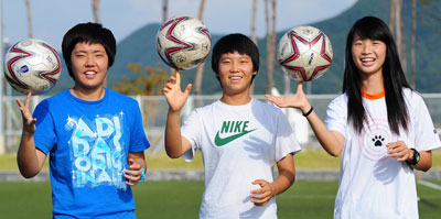 6일 경남 함안 공설 운동장에서 만난 김민아, 김아름, 오다혜(사진 왼쪽부터) 선수. 공돌리기 묘기를 보여주고 있는 동갑내기 17세 소녀들의 얼굴이 천친난만하다.