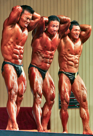 7일 경남 합천면민체육관에서 열린 전국체육대회 보디빌딩 일반 라이트미들급 경기에서 이두희(대구, 가운데)가 멋진 근육을 뽐내고 있다. 우태욱기자 woo@msnet.co.kr