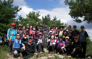 지난달 25일 영덕 칠보산에서 창립 모임을 겸한 첫 산행을 가진 굴렁쇠 산악회 회원들이 파이팅을 외치고 있다. 굴렁쇠 산악회 제공