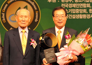 김주영(오른쪽) 영주시장이 서울 컨벤션센터에서 개최된 
