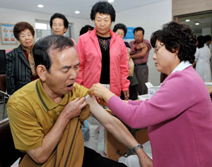 만 65세 이상 노인 등을 대상으로 하는 인플루엔자(독감) 예방접종이 13일부터 대구지역 8개 구·군 보건소에서 일제히 실시됐다. 한 어르신이 수성구보건소에서 예방주사를 맞고 아픈 표정을 짓고 있다. 정운철기자 woon@msnet.co.kr