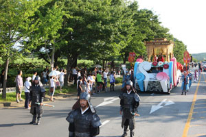 이번 회의기간 중 재현할 선덕여왕행차와 화랑가장행렬.