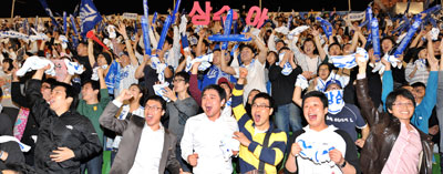 연장 11회말 극적인 끝내기 안타로 삼성이 승리를 거두고 한국시리즈 진출을 확정하자 팬들이 환호성을 터뜨리고 있다. 정운철기자 woon@msnet.co.kr