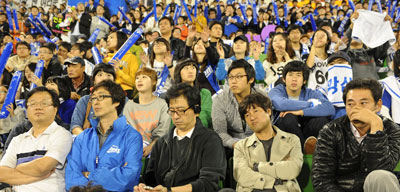 깜찍한 소녀팬들이 안지만 선수와 정인욱 선수를 응원하는 피켓을 든 채 경기를 관람하고 있다. 우태욱기자 woo@msnet.co.kr