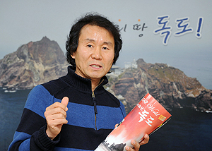 18일 대구를 찾은 지역 출신의 재미화가 권용섭 화백은 세계를 돌며 독도 그림을 그리고 전시해 독도가 한국 땅이라는 것을 알리고 있다. 김태형기자 thkim21@msnet.co.kr