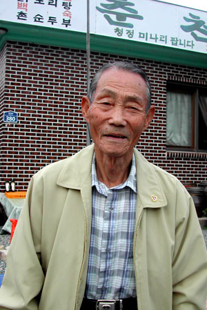 이산가족 방문단에 포함돼 북한에 있는 막내 여동생을 만나게 된 김기준 씨가 60년 동안 가슴에 묻어둔 안타까운 심정을 털어놓고 있다.