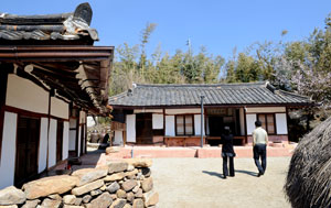 대구 동구 신용동에 위치한 노태우 전 대통령 생가를 관람객이 둘러보고 있다. 이채근기자 mincho@msnet.co.kr