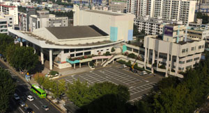 대구시민회관이 공연 및 행사 자료 등을 제대로 보관하지 않아 문화사적 기록 관리에 허술하다는 지적이다. 대대적인 리모델링 공사를 앞두고 있는 대구시민회관 전경. 우태욱기자 woo@msnet.co.kr