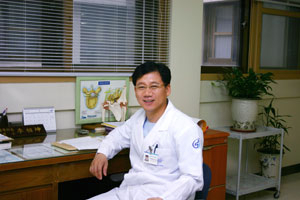 대구파티마병원 마취통증의학과 이상곤 과장은 통증은 단순한 증상이 아니라 질병이며, 적극적으로 치료해야 한다고 말한다.
