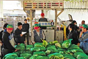 대구농수산물도매시장의 효성청과는 전국 60여개 청과도매법인 중 2년 연속 성장률 부문 전국 1위를 차지했다. 효성청과 경매장 모습.