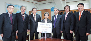 ▲왼쪽부터 이상흔 경북대 의무부총장, 황석근 경북대 부총장, 함인석 경북대 총장, 박순기 여사, 사위 김선학 동국대 교수, 송경식 경북대 교수, 이상환 경북대 대외협력처장.