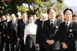 박정희 전 대통령의 차녀인 박근영 전 육영재단 이사장(가운데 하얀 옷 입은 사람)이 26일 문경 청운각에서 열린 박정희 전 대통령 제31주기 추도식에 참석, 고인의 생전 기록영상물을 시청하고 있다. 박 이사장의 왼쪽이 남편 신동욱 씨.
