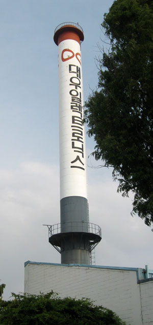 구미국가산업1단지에 구조고도화 사업이 진행되면서 굴뚝산업의 상징물로 보존해야 한다는 여론이 일고 있는 대우일렉트로닉스 구미공장 내 굴뚝. 이창희 기자