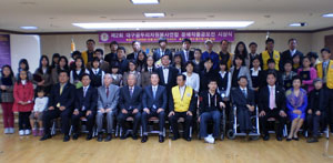 올해로 창립 5주년을 맞은 대구곰두리자원봉사연합은 어려운 이들과 정을 나누는 데 앞장서고 있다. 한마음문예작품전 시상식.