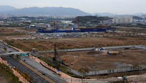 대구 동구 봉무동 이시아폴리스 조성사업이 부지 건설 공사가 마무리되면서 용지 계약이 잇따르는 등 활기를 띠고 있다. 우태욱기자 woo@msnet.co.kr