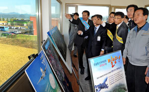 대구시의회 동남권 신공항 밀양유치 특별위원회 소속 의원들이 28일 동남권 신공항 후보지인 밀양시 하남들녘을 방문, 밀양시청 관계자로부터 설명을 듣고 있다. 이채근기자 mincho@msnet.co.kr
