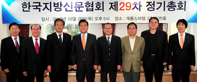 #한국지방신문협회 제29차 정기총회가 28일 오후 대전 계룡스파텔에서 열렸다. 사진 왼쪽부터 광주일보 유제철 사장, 경남신문 김순규 회장, 강원일보 이희종 사장, 경인일보 송광석 사장, 제주일보 김대성 회장, 부산일보 김종렬 사장, 매일신문 이창영 사장, 대전일보 신수용 사장.