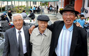 70년 지기 동창인 신상대(78), 심상호(83), 신두현(76) 할아버지(왼쪽부터)가 모교운동회에서 만나 서로 어깨를 맞잡은 채 환하게 웃고 있다.