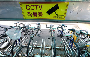 대학캠퍼스에 값이 나가는 자전거 안장이나 바퀴 등 부품만 전문적으로 훔쳐가는 신종 자전거 도둑이 설치고 있다. 도난 방지용 CCTV가 있지만 제 역할을 못해 학생들의 피해가 크다. 경북대에 설치된 자전거 보관대와 CCTV. 성일권기자 sungig@msnet.co.kr