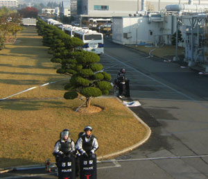 지난달 30일 금속노조 구미지부장이 분신을 한 뒤 경찰은 병력을 증원해 KEC 공장을 에워싸는 등 KEC사태가 파국으로 치닫고 있다. 구미·전병용기자 yong126@msnet.co.kr