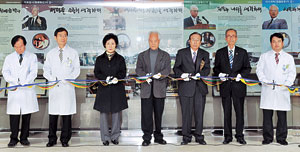 ▲대구 곽병원 설립자 고 운경 곽예순 박사 기념관 개관식이 가족, 임직원 등 100여 명이 참석한 가운데 지난달 30일 곽병원 1층 로비에서 열려 곽동협 병원장을 비롯한 관계자들이 개관 테이프 커팅을 하고 있다. 김태형기자 thkim21@msnet.co.kr