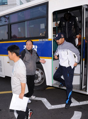 KEC 구미1공장을 점거했다가 농성을 푼 노조원들이 1일 구미경찰서에 도착, 조사를 받기 위해 경찰버스에서 내리고 있다. 정운철기자 woon@msnet.co.kr