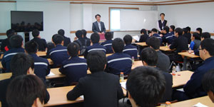 구미지역 마이스터고 학생들이 대기업 임직원들의 특강 및 기업체 현장교육을 받고 있다. 대구·구미지역 한국엔지니어클럽 제공