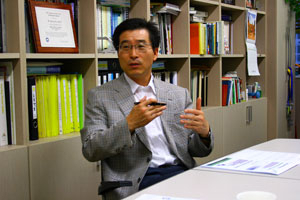 화려한 빛깔을 자랑하는 천연 무지개 색 장미.