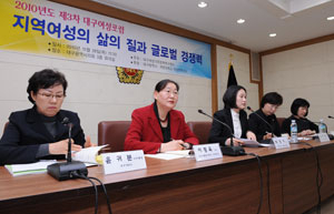 지난달 28일 대구시의회 3층 회의실에서 대구여성가족정책연구센터가 주최한 제3차 대구여성포럼이 열렸다. 정운철기자 woon@msnet.co.kr