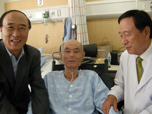 병실을 찾아 온 권정달 전 민정당 사무총장에게 