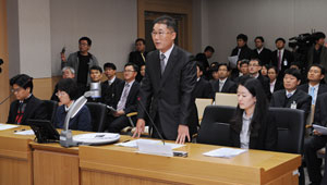 대구지법 판사들이 8일 오후 법정에서 재판부와 소송 당사자 역할을 분담해 구술심리 정착과 법정 언행 개선을 위한 민사 모의재판을 진행하고 있다. 정운철기자 woon@msnet.co.kr