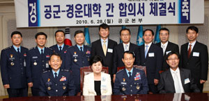 경운대가 항공운항학과 신설에 앞서 공군과 상호협력 협약식을 맺고 있다. 경운대 제공