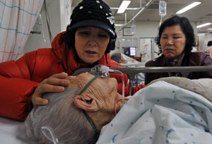 11일 오전 포항 인덕노인요양원 화재사고로 급히 포항성모병원 응급실로 달려온 한 가족이 가까스로 화를 면한 어머니를 살펴보고 있다. 김태형기자 thkim21@msnet.co.kr