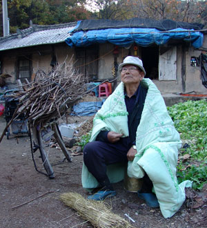 안동의 산골 마을에 어둑어둑 땅거미가 몰려오자 이정기 할아버지가 이불을 두른 채 마당에서 새끼를 꼬며 할머니를 기다리고 있다.